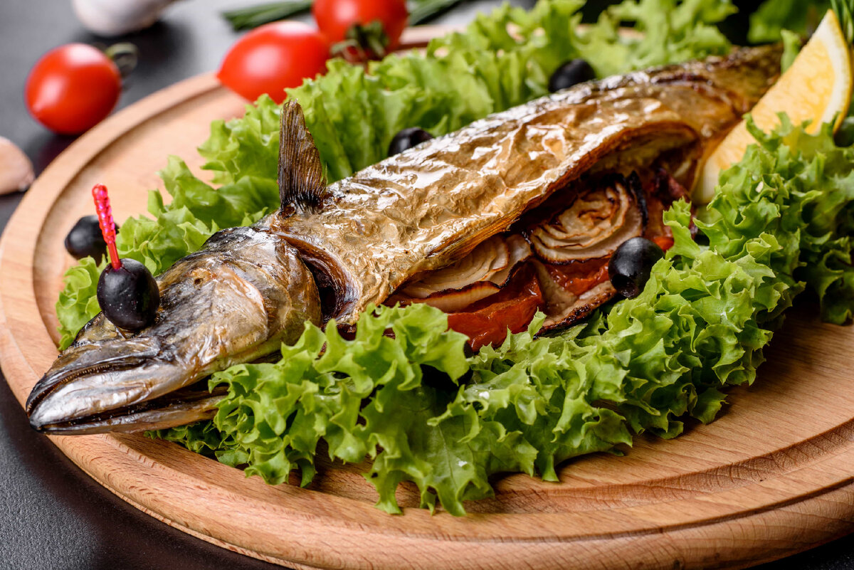 Фаршированная скумбрия с зеленью и чесноком