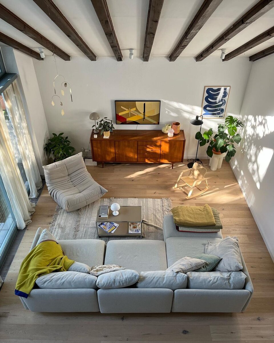 Начну с гостиной. Вот так она выглядит со второго этажа. Тут очень уютно отдыхать всей семьей