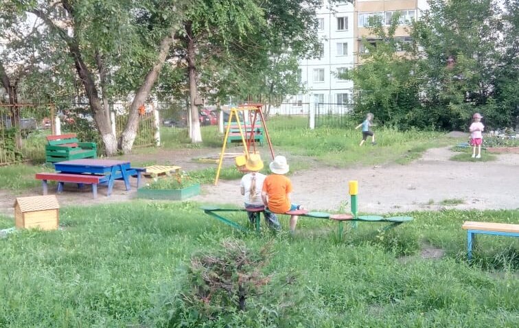 Паша и его духовная сестра Алиса немного тоскуют в детском саду