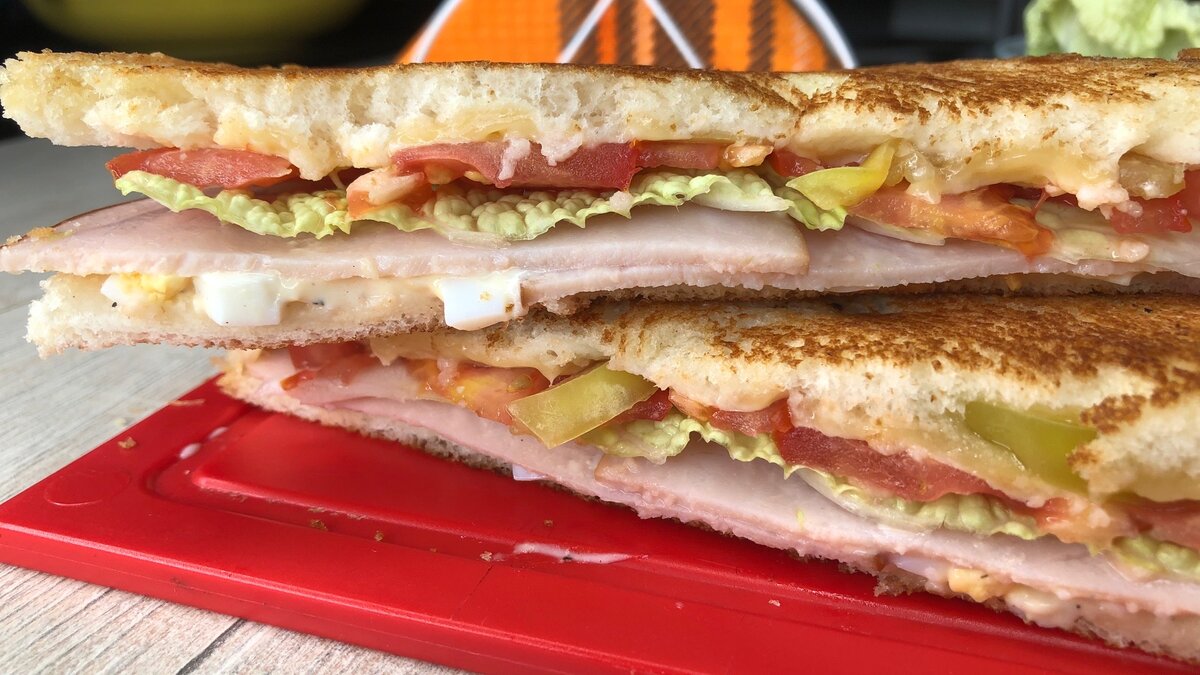 Приготовила горячие бутерброды с карбонатом, яйцами, сыром и помидорами.