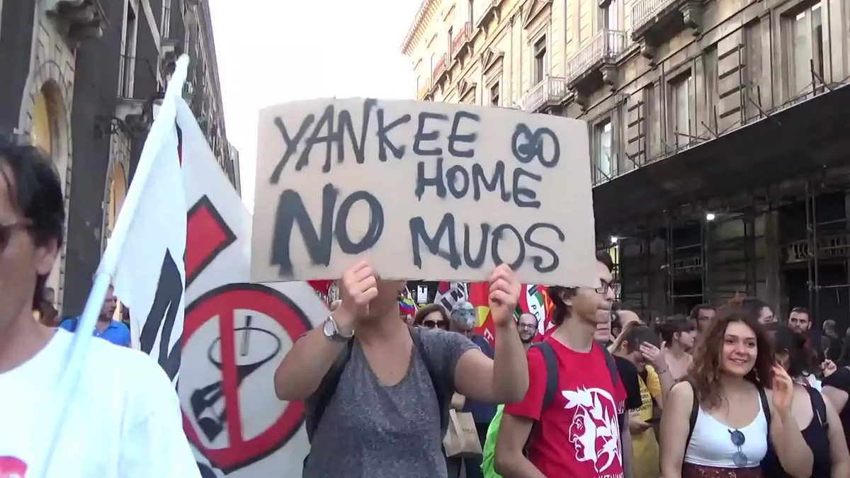 Go home show. Янки го хоме. Yankee go Home. Янки гоу хоум картинки. Yankee go Home плакат.