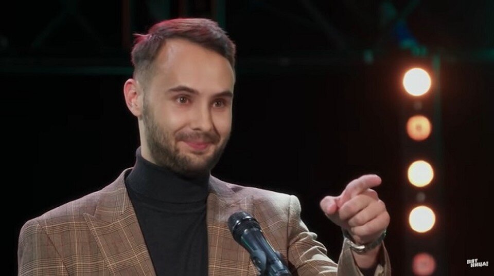     Эдвард расположил маму и брата Насти Ивлеевой своей позитивной энергетикой. Скрин видео "Пятница!"