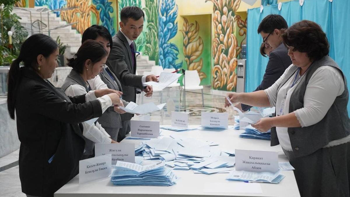    Члены избирательной комиссии считают бюллетени:NUR.KZ / Владимир Третьяков