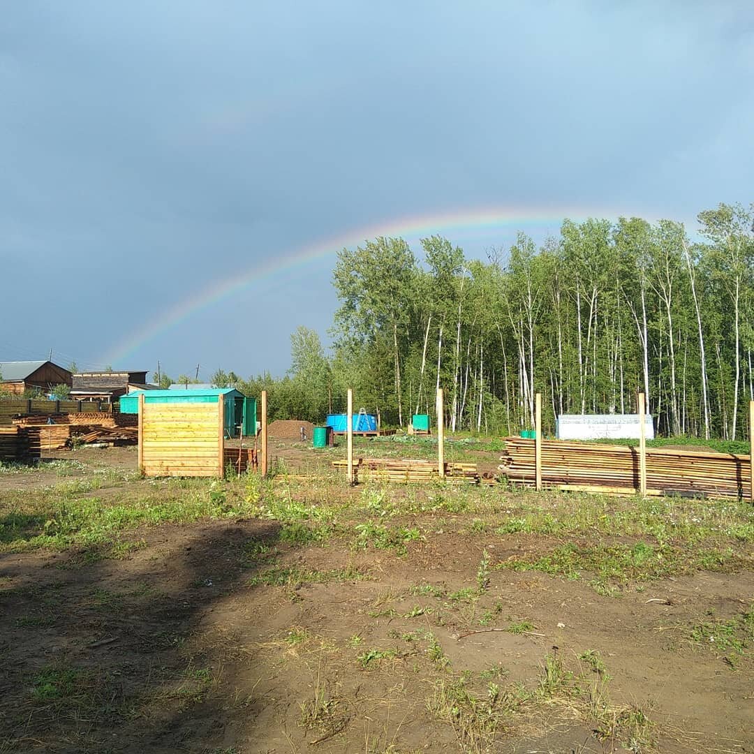 Гараж на северной стороне участка. Переедет на южную. 