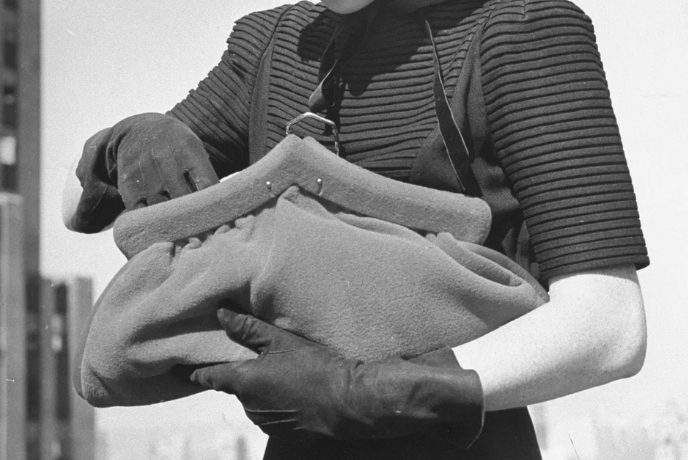 Сочетание мягкой ткани и жесткого корпуса - в эти годы стало популярно экспериментировать с геометрией