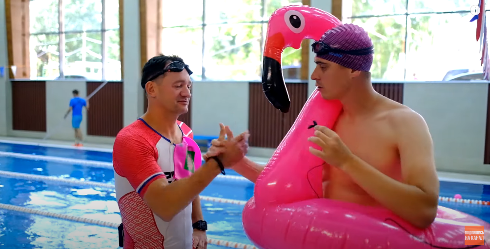 Заплыв с фламинго. Кроль + брасс. Кто победит? | Школа плавания ...