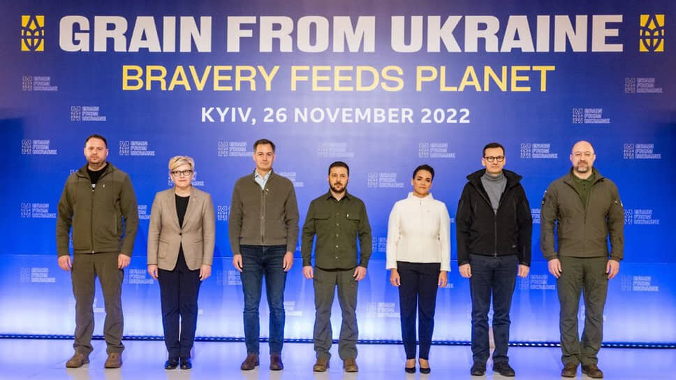 Фото: @KatalinNovakMP📷Глава офиса президента Украины Андрей Ермак, премьер Литвы Ингрида Шимоните,премьер Бельгии Александр де Кроо, президент Украины Владимир Зеленский, президент Венгрии Каталин Новак, премьер Польши Матеуш Моравецкий, премьер Украины Денис Шмыгаль (слева направо)