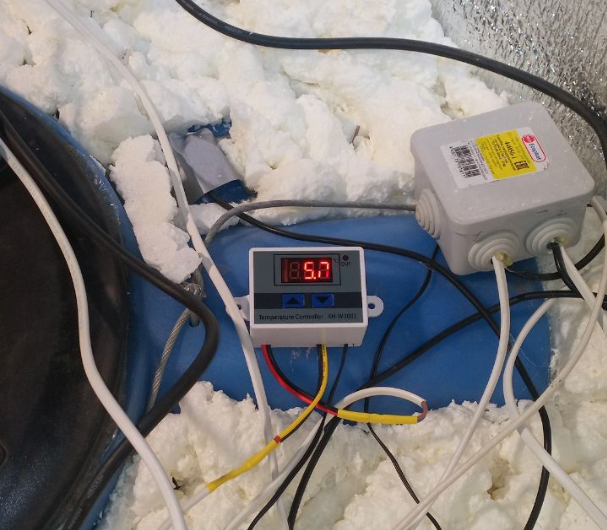 Терморегулятор подключенный к греющему кабелю.