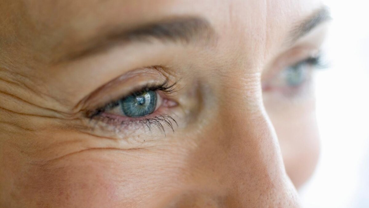 Как ухаживать за кожей вокруг глаз в 25, 35 и 40 лет и что такое блефаропластика