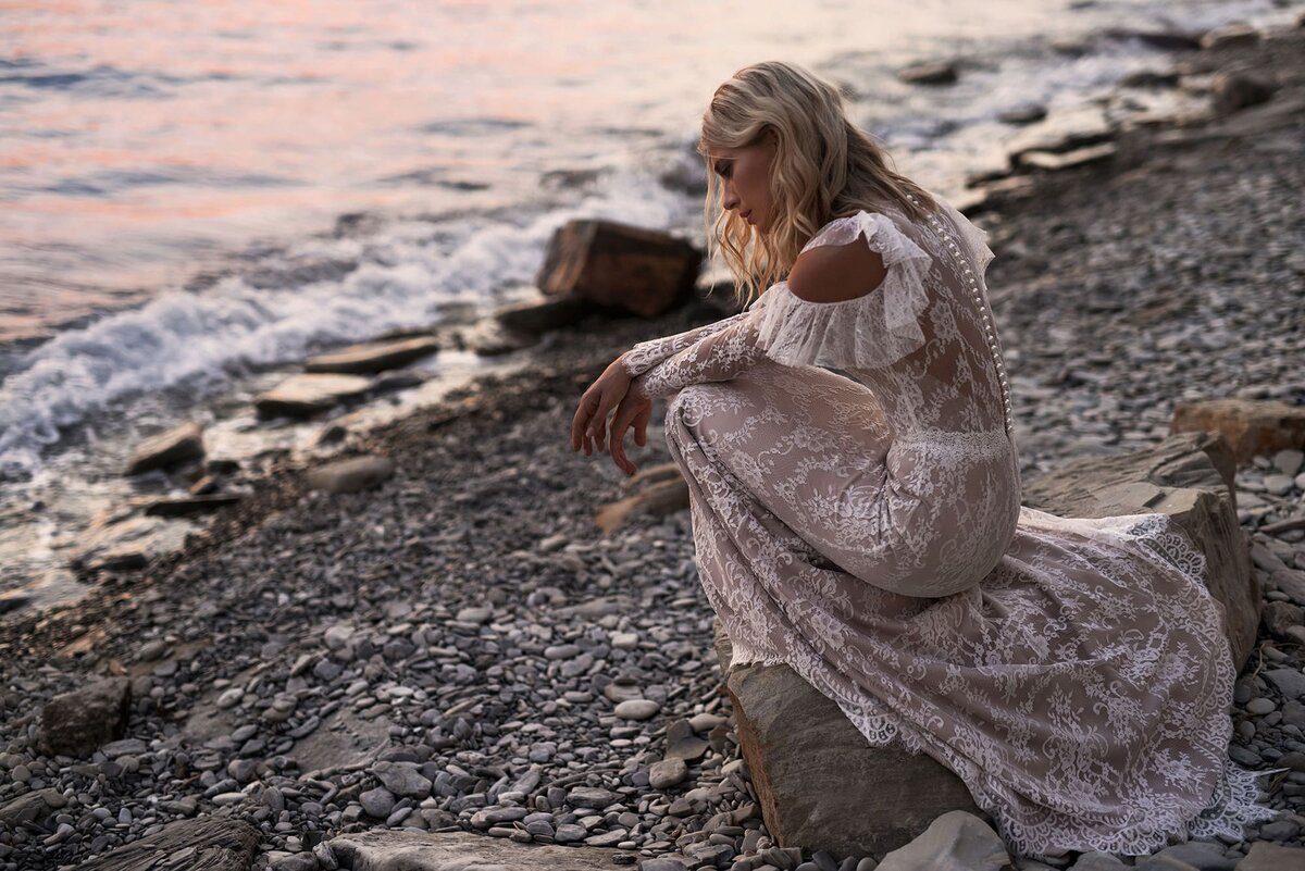 Невеста в кружевном свадебном платье с длинными рукавами