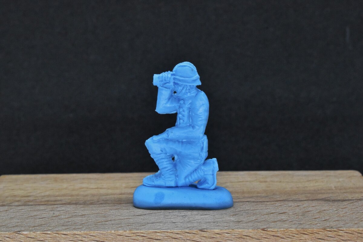 Солдат с биноклем