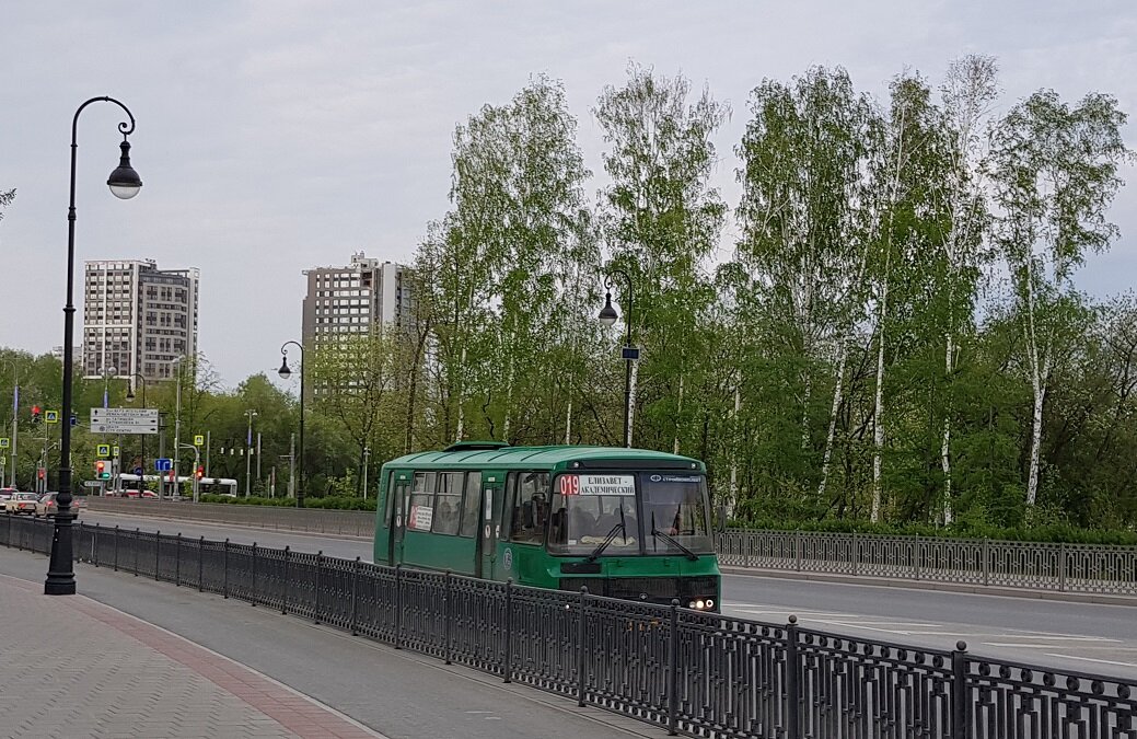 В маленьком автобусе-маршрутке все сидячие места были заняты