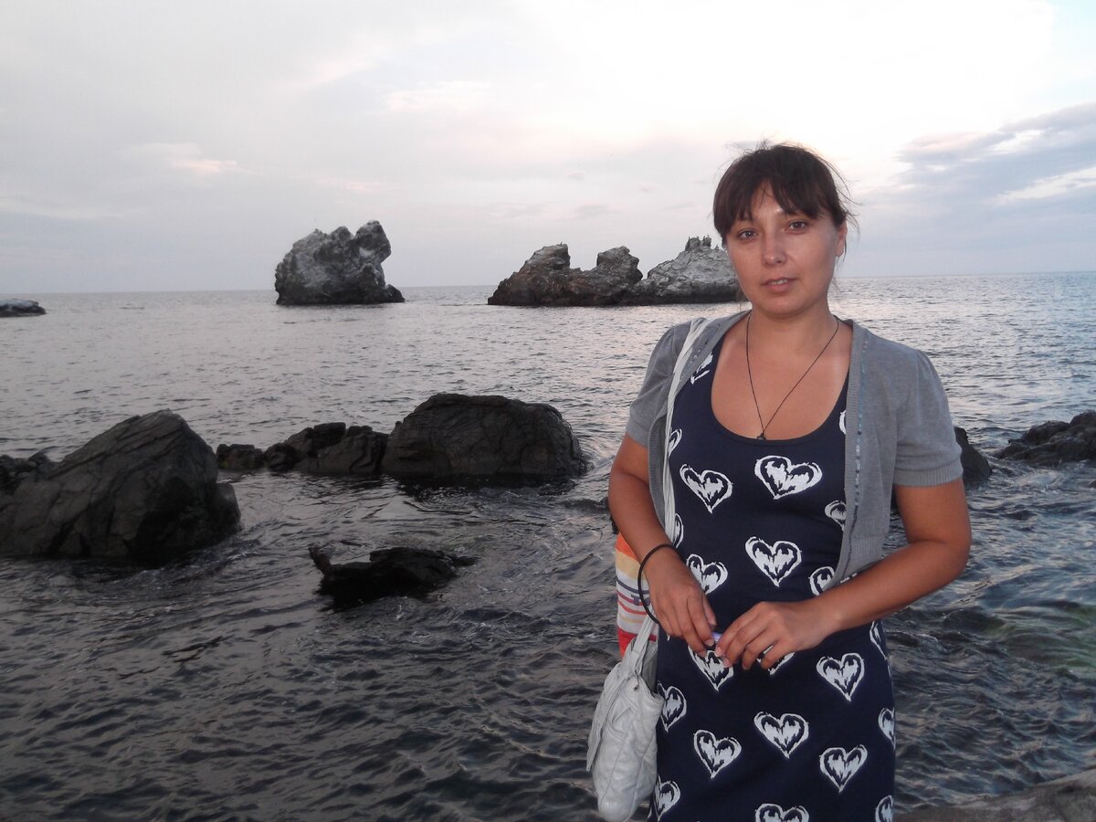 Упавшие в море каменные глыбы: Монах, Три сестры..., ну и я рядом.