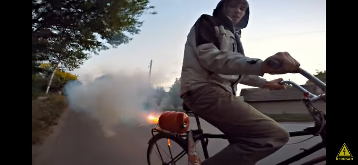 Скриншот из видео YouTube. Реактивный двигатель.