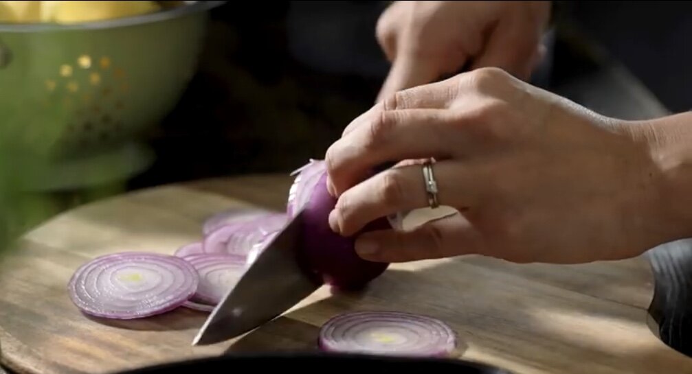 Нарезаем лук кольцами или полу кольцами