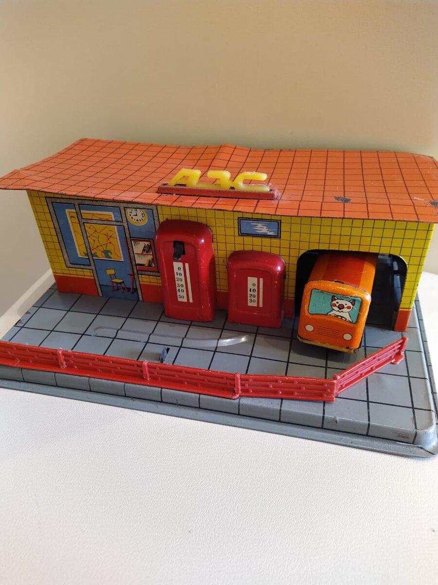 Жестяная заводная игрушка СССР АЗС, Завод им. Ватутина. Из коллекции авторов.