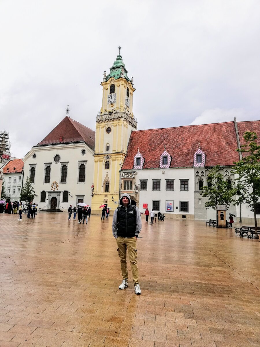 Старая ратуша на площади старого города Братиславы