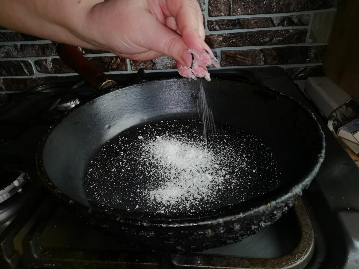 Почему брызгает масло. Масло на сковороде. Растительное масло на сковороде. Сковородка с маслом. Раскаленная сковорода с маслом.