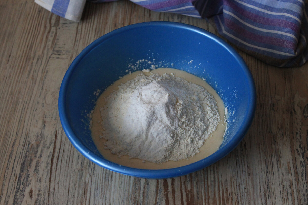 Стакан кефира, одно яйцо и немного сыра: рецепт быстрых сырных лепёшек на кефире на сковороде