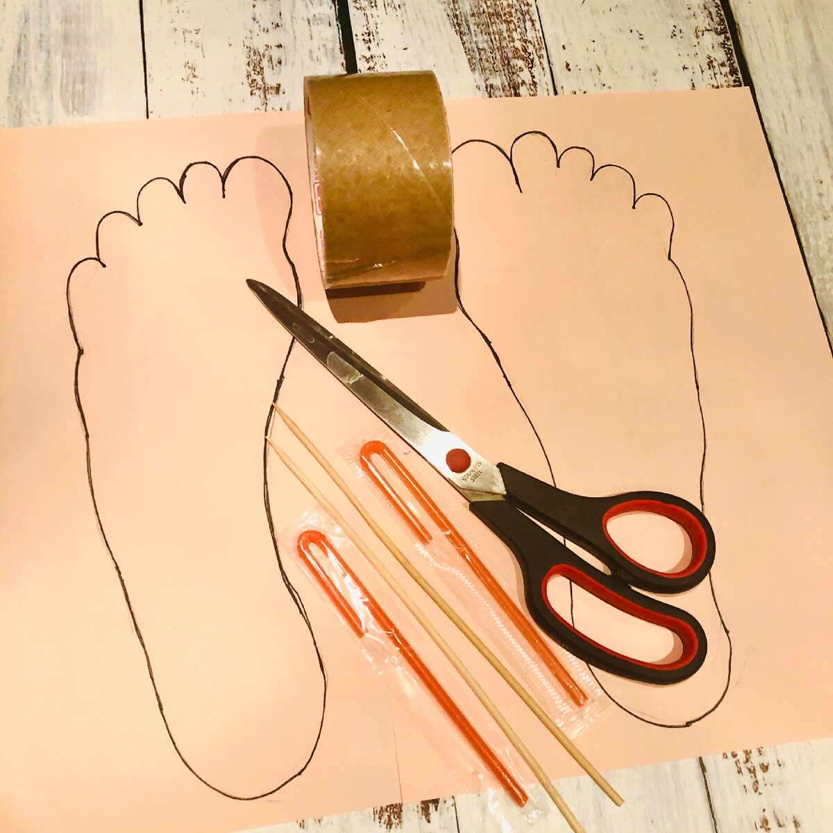 Фотография на тему Детские ноги торчат из отверстий на листе бумаги | PressFoto
