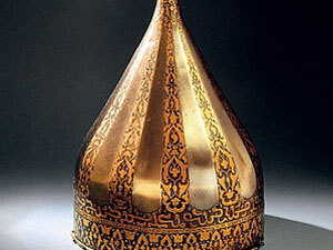 Шлем Ивана Грозного. XVI век. Королевский музей в Стокгольме. По его ободу идет широкая арабская надпись, а под ней — более узкая, и более мелкими буквами, — русская надпись. 