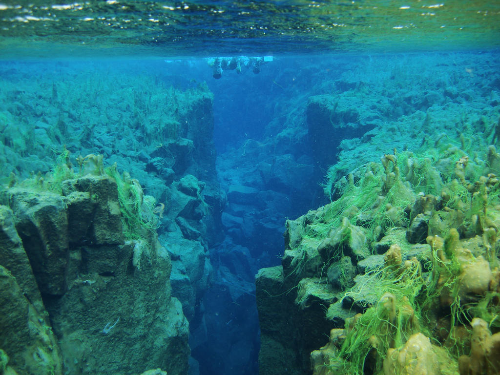 Hidden islands. Ущелье Силфра, Исландия. Разлом Сильфра Исландия. Рифт Сильфра. Силфра подводное ущелье.