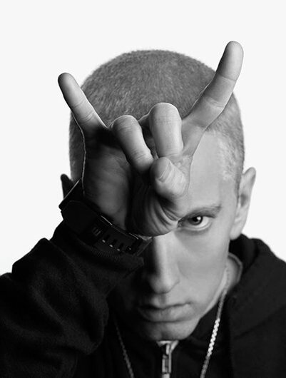 2013г. Eminem полностью соответствует символике и повестке дня элиты. Один глаз скрыт и дьявольские рога
