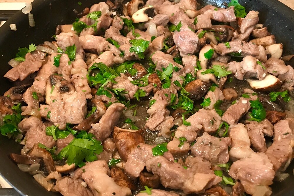 Жареная свинина с грибами