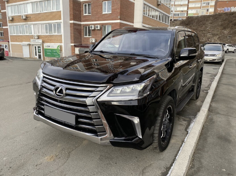 Lexus LX450d за 5 000 000 в обычном дворе.
