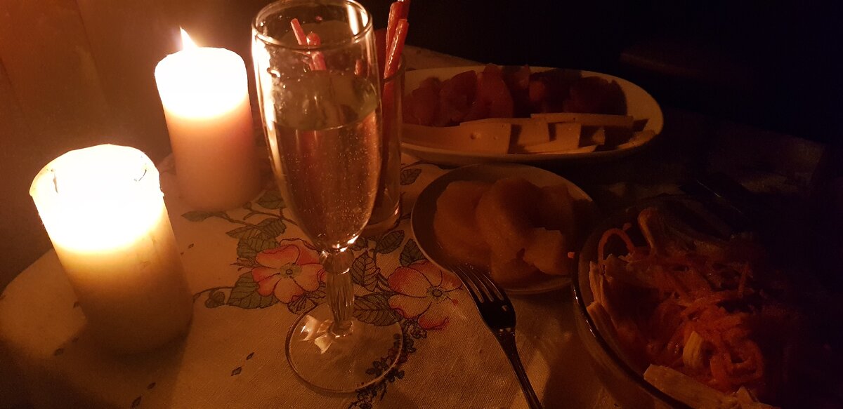 Наш скромный стол. Еду не заказывали, сыр, мясо, фрукты и немного корейской морковки 