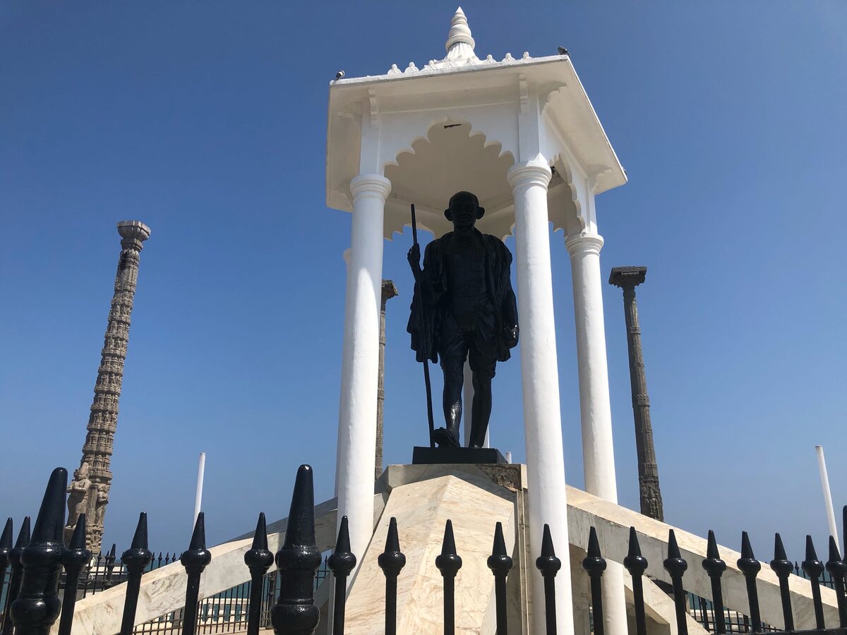 Памятник Махатме Ганди.