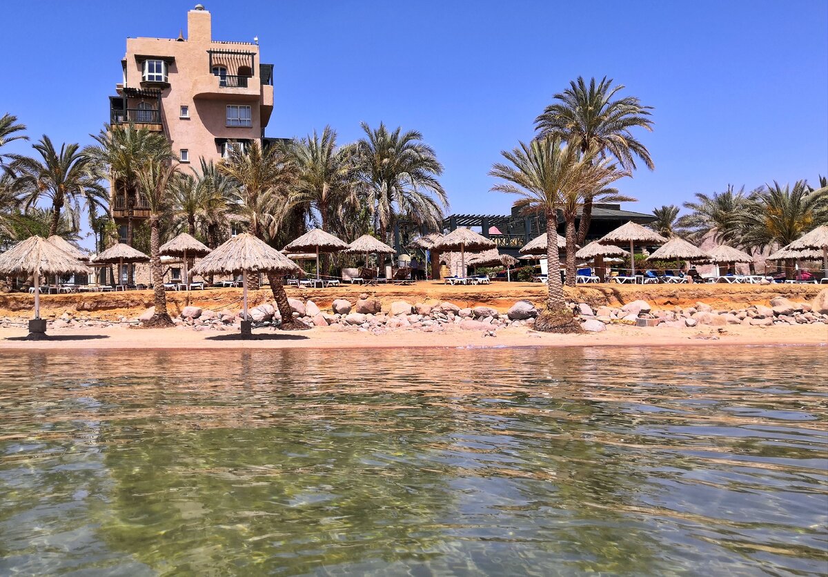 Акаба, пляж отеля  Mövenpick Resort & Residences Aqaba