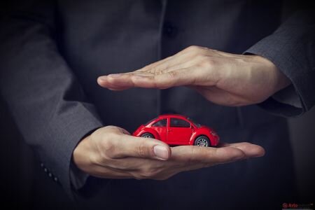 Для получения кредита под залог машины не понадобится большой пакет документов. Достаточно предоставить паспорт личности и документы на машину. Главное, кредит можно получить и продолжать ездить на авто, даже если она будет в залоге. И в этом большой плюс.
 
 Конечно, есть и минусы. Так, сума, которую вам предложат, не будет превышать восьмидесяти процентов от рыночной стоимости машины. Беря деньги под залог авто, будьте готовы с ней расстаться, ведь в случае невыплаты у вас отберут автомобиль. Но в целом, заложить машину и получить деньги в банке - это одно из лучших вариантов решения денежной проблемы. Как вариант, можно также обратиться за помощью в автоломбард, который точно также под залог авто сможет предложить денежные средства.
