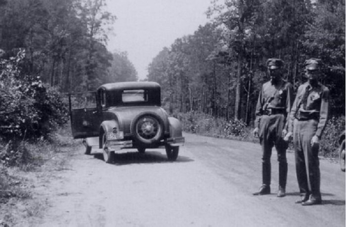 На этой фотографии хорошо видно дорогу, на которой была устроена засада