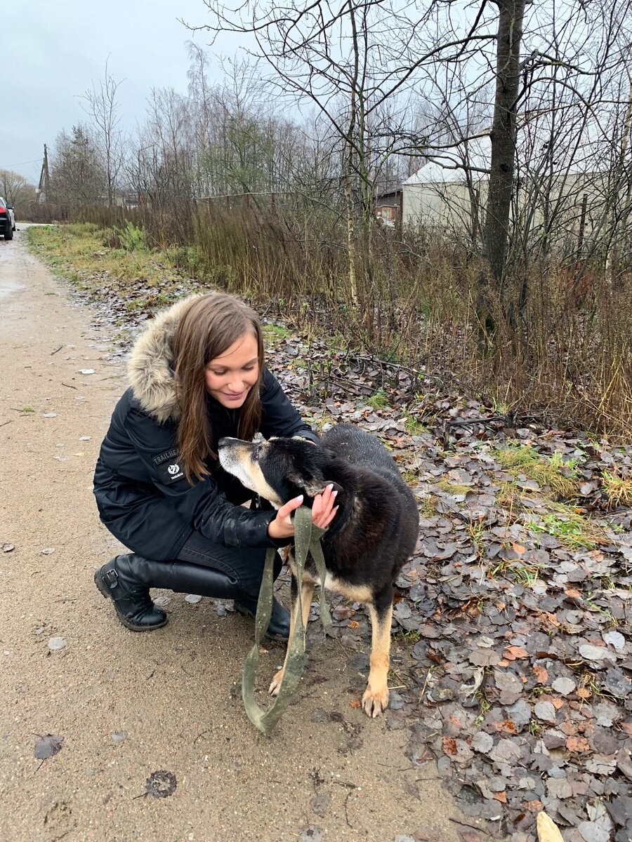 Это Тихон, несколько месяцев назад замечательная семья подарила ему дом. Тихон 9 лет прожил в приюте. Далее в статье фотографии из его прошлой жизни.