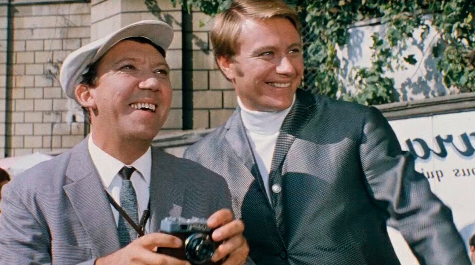 кадр из фильма "Бриллиантовая рука"