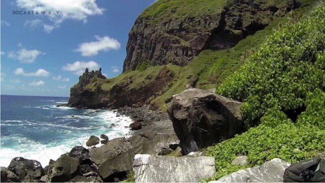 С собой ребята взяли всего ничего: пару связок бананов, несколько кокосов, и газовую горелку. Ни карты, ни компаса. Одним словом – балбесы. Как отплыли – задремали. Океан быстро показал, кто тут главный. Лодку накрыло штормом, парус снесло, весла поломало. Следующие семь дней мальчишки дрейфовали, готовясь к худшему. Еда кончилась сразу, вода – по минимуму. Пару раз шел дождь и ребята набирали воду в скорлупки кокосов. К счастью, на восьмой день их выбросило на берег острова Ата. Площадь – 2,3 квадратных километра. Густая растительность, тропики – как никак. Когда-то тут жили люди, но в середине XIX века всех забрали перуанские работорговцы. С тех пор остров необитаем. Здесь и оказались наши мореходы. И вы знаете, в трудной ситуации ребята из бедных семей проявили себя с лучшей стороны. Скорее всего, именно самодисциплина и спасла их. 
Мальчики сразу договорились не ссориться, а, если ситуация начнет накаляться, расходиться на время. Они организовали трудовые смены по двое человек. Обязанности: кухня, сбор еды и караул. Развели костер, и 15 месяцев следили за тем, чтобы огонь не погас. Ловили рыбу и птиц, ели стебли таро, а позже обнаружили развалины старого поселения, и там нашли одичавших куриц, и бананы. С водой было сложнее. Дожди шли редко, летом ребятам постоянно хотелось пить. Потом они научились лучше собирать и хранить воду.

Однажды Стивен, один из мальчиков, поскользнулся, и сломал ногу. Тогда другие наложили ему шину при помощи палок и лиан, и взяли на себя его обязанности. Кость срослась идеально. Каждое утро и на ночь дети молились. Из проволоки и кокоса один из них сделал что-то вроде гитары и развлекал других музыкой. У ребят был свой «гимнастический зал» с «гантелями» из подручных средств. Кто-то спросит: а почему же они не пытались спастись? Пытались. Даже плот смастерили, но волны были слишком сильные, да и куда плыть они не знали.

Нашли ребят в сентябре 1966-го. Их спас австралийский рыбак Питер Уорнер из богатой семьи. Поначалу он велел команде быть настороже, опасаясь подвоха – вдруг наткнулись на лагерь пиратов? Потом связался по рации с Нукуалофа, и ему с удивлением подтвердили: да, мальчики пропали, и с ними давно уже простились.

Невозможно поверить, но дома ребят… сразу кинули в каталажку. Рыбак не простил им украденную лодку. Пришлось Уорнеру заплатить за их освобождение. Когда мальчики вернулись в родное селение, их встретило буквально все население острова. Австралийское телевидение даже сняло об этом сюжет. К сожалению, сейчас историю начали забывать, а ведь она очень показательная. С головой на плечах и дисциплиной можно преодолеть любые трудности.