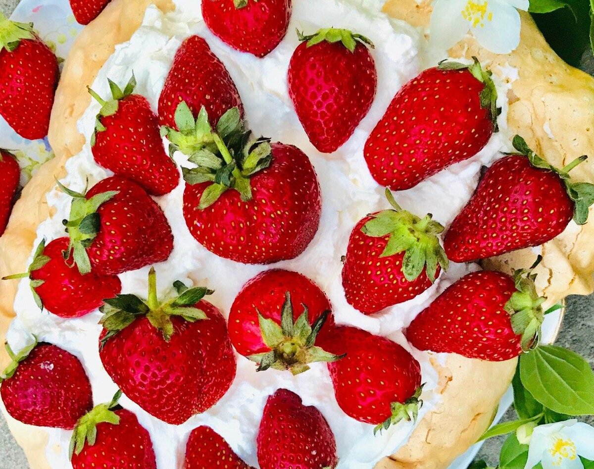 Павлова с клубникой и сливками