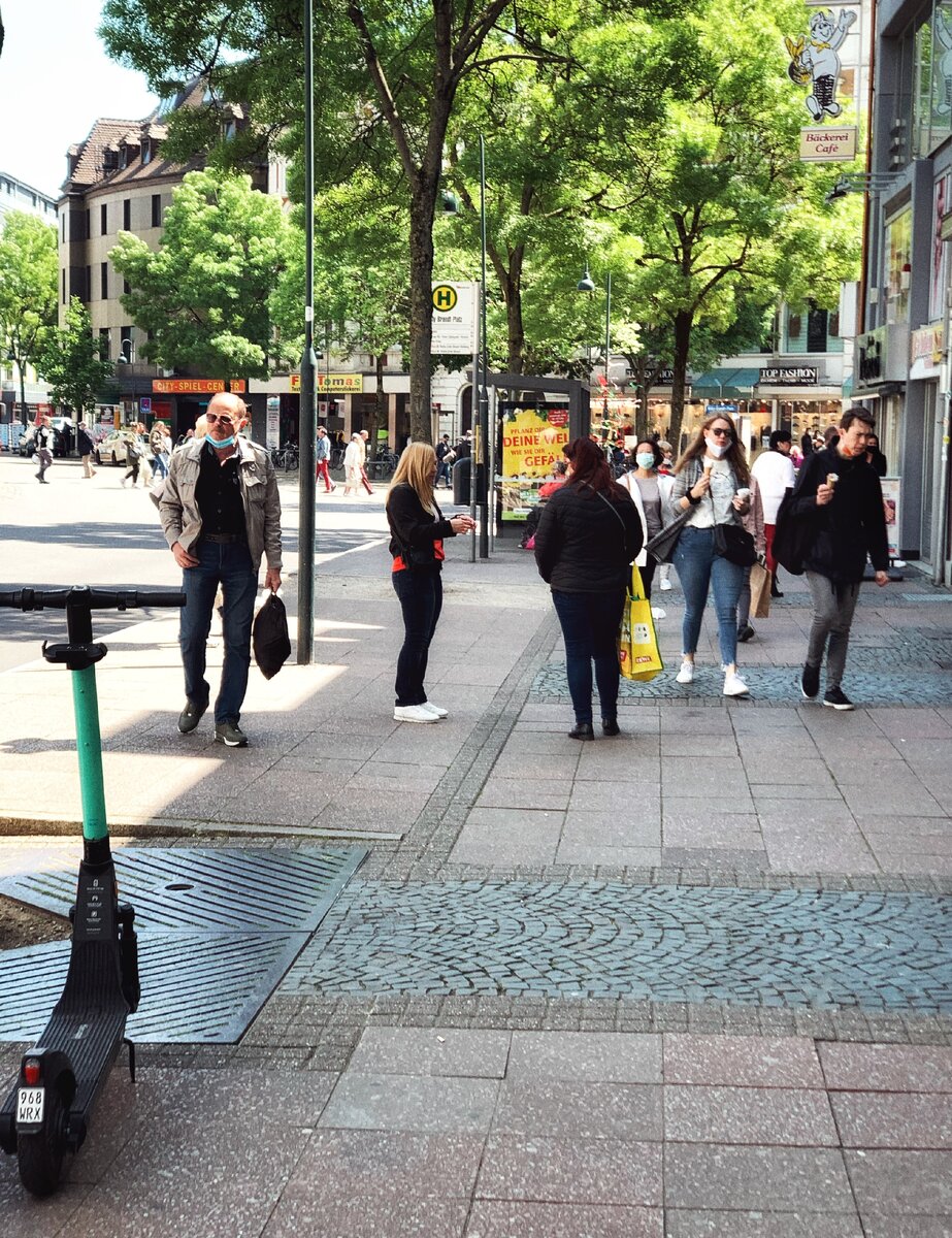 На улице маску можно не одевать, главное не соприкасаться с людьми.