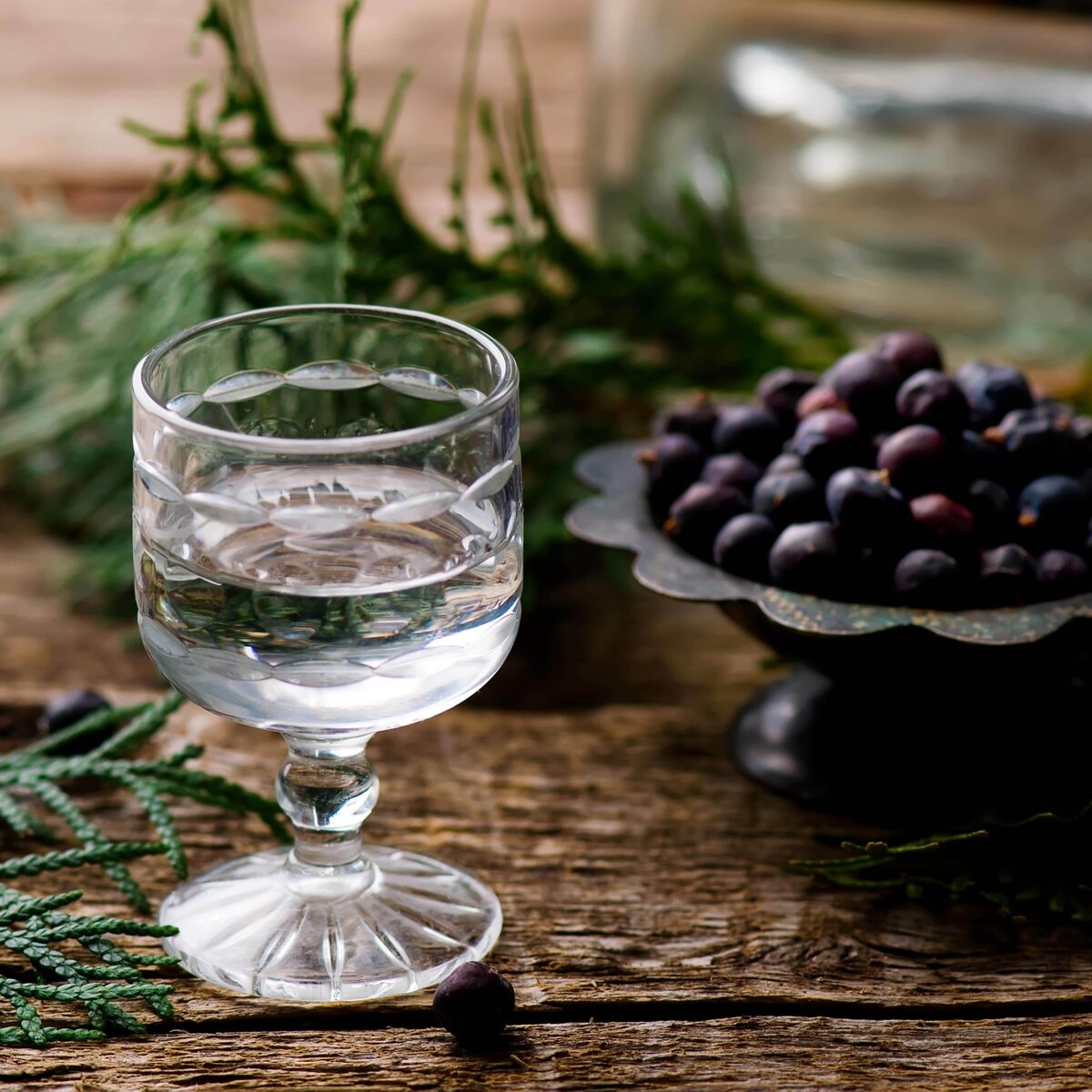 Источник фото: https://agrognom.ru/retsepty/vino/mozhzhevelovaya-vodka-retsepty-prigotovleniya-v-domashnih-usloviyah.html