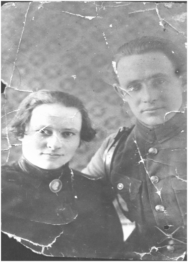Фото из семейного архива, 1940г.  Наташа с мужем Василием.