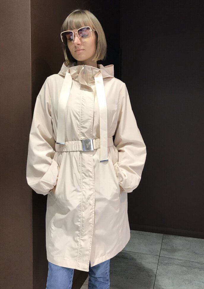 Бежевый женский плащ считается достаточно лаконичной вещью, но этот факт ничуть не умаляет его достоинств. Данный предмет гардероба можно назвать самым востребованным решением для ранней осени и поздней весны, а также прохладного лета.