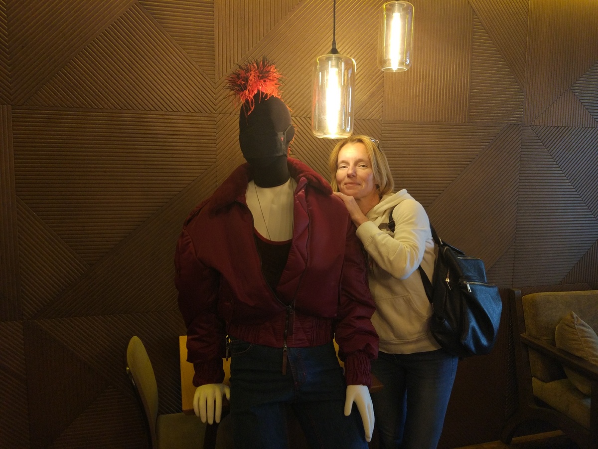 Экспозиция дизайнеров в баре Cozy в Вильнюсе