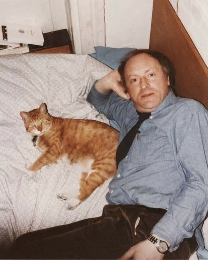 Иосиф Бродский с котом Смаджем. Нью-Йорк, 1982. Из собрания Государственного литературно-мемориального Музея Анны Ахматовой в Фонтанном Доме
