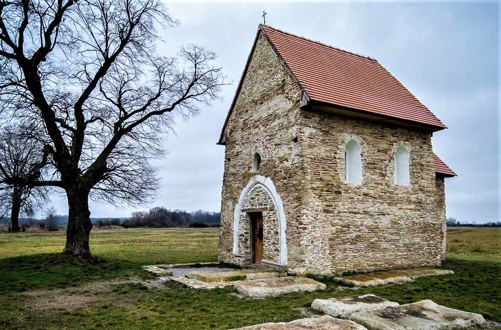 Церковь Святой Маргариты, сохранившаяся со времен Великой Моравии. Деревня Копчаны, Словакия. 