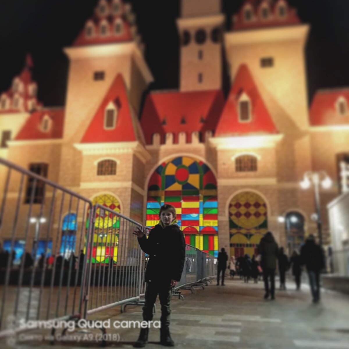 Французский и американский Диснейленд или испанская Порт Авентура еще недавно были главной мечтой для мальчишек и девчонок, неравнодушных к аттракционам. Однако теперь для того, чтобы встретиться с любимыми героями и вволю наораться на жутких горках, не придется оформлять шенгенскую визу и выкраивать время и деньги на зарубежную поездку — все можно найти в Москве! На прошлой неделе Президент России Владимир Путин и мэр Москвы Сергей Собянин вместе с группой детей — воспитанников детских домов — посетили новый парк «Остров мечты», раскинувшийся всего в нескольких километрах от Кремля.


фото: АГН «Москва»
Парк развлечений «Остров мечты» не имеет аналогов в мире.
На открытой части Замоскворецкой линии метро — от станции «Коломенская» к «Автозаводской» — взгляд москвича невольно цепляется за сказочные башни, которых всего пару лет назад здесь не было. Крепостные стены с красными верхушками можно сравнить с французским Каркасоном или немецким Роттенбургом-на-Таубере. Конечно, парк развлечений «Остров мечты» не такой древний, но впечатлений точно подарит ничуть не меньше! Он не имеет аналогов в мире — первый в России городской курорт, который включает в себя крупнейший крытый тематический парк развлечений в Европе площадью 300 тысяч кв. метров.

— Этот парк — один из шагов на пути к благоустройству бывшей промышленной территории, где находился ЗИЛ. Здесь было около 600 га, мы разбили их на четыре территории. Первая — спортивная, вторая — комплексная жилая застройка на набережной Марка Шагала. На третьей территории мы заканчиваем проектирование стадиона Стрельцова. И вот последний участок — это «Технопарк», который уже функционирует, и тут же гигантский тематический парк, самый большой крытый парк в мире, — заявил мэр Москвы Сергей Собянин.

Для широкой публики парк открылся 29 февраля, в последний день зимы. Всего за первый день остров посетило более 40 тысяч человек. Этот праздник начался с развлекательной программы для взрослых и детей с участием более 300 артистов и аниматоров.

Гостей парка встречали стиляги и танцоры из 1980-х, живая музыка, фокусники и клоуны. Стеклянные купола, защищающие парк от капризов погоды, накрывают мгновенно ставший популярным променад — четыре пешеходные галереи и три атриума, — выполнены в архитектурных стилях разных стран. Эти улицы украшают римский Колизей и «Дом костей» Гауди в Барселоне. США представляет Родео-драйв в Беверли-Хиллз, а Лондон — знаменитые красные телефонные будки. Ну а центральная площадь размером с футбольное поле, конечно, названа в честь Москвы. В день открытия телефонные лондонские будки охраняли королевские гвардейцы, а рядом с ними звучала музыка «Битлз», в Беверли-Хиллз по красным дорожкам среди ретро-автомобилей ходили Элвис Пресли, Мерилин Монро и Джонни Депп, а рядом с Колизеем маршировали гладиаторы.

Москвичи Сергей и Полина Аксеновы пришли на открытие «Острова мечты», чтобы увидеть его одними из первых. «Парк безумно красивый, все сделано с душой, каждая локация выглядит настолько масштабно и невероятно, что даже не верится, что мы в центре Москвы!» — не скрывая эмоций, говорят супруги. Ну и, конечно, в день открытия было множество детей разных возрастов. Семилетний Тимур, который пришел с мамой, не смог пройти мимо винтажного автомобиля и короля рок-н-ролла Элвиса Пресли. «Больше всего хочется увидеть страну динозавров и покататься на самом страшном аттракционе!» — мечтает школьник.

Скучать здесь точно не придется. В зоне городского променада находятся 120 магазинов, почти 40 ресторанов и кафе. В этой же части «Острова мечты» находятся концертный зал Dream Hall и кинотеатр-мультиплекс на 17 залов.

Но главное, конечно, — это тематический парк аттракционов. Он разделен на девять площадок, посвященных различным мультперсонажам и сказкам: «Маугли в стране динозавров», «Замок Снежной королевы», «Сказочная деревня», «Гонка мечты», «Деревня Смурфиков», «Заброшенный дом», «Черепашки-ниндзя», Hello Kitty, «Отель Трансильвания».


В парке есть аттракционы для самых маленьких...

...и для любителей экстрима.
27 аттракционов парка рассчитаны на все возраста и учитывают любые предпочтения. Есть аттракционы для самых маленьких — например, невысокое колесо обозрения в «Деревне Смурфиков». Есть развлечения экстремальные, не имеющие пока аналогов в Европе, — например, башня падения с использованием медиаэффектов.

Необходимо подчеркнуть, что экстремальные — не значит опасные. Над парком работали лучшие специалисты со всего мира. Так, в сертификации и тестировании всех аттракционов была задействована немецкая компания Technische Überwachungs-Verein — лидер в области безопасности развлечений.

С международным сотрудничеством у парка вообще все в порядке. При его создании были заключены лицензионные соглашения с крупнейшими медиахолдингами и анимационными компаниями об использовании известных мультипликационных брендов: Sony Pictures Consumer Products, IMPS S.A., Viacom International Media Networks и Sanrio GmbH.

И тут уместно поговорить об экономической привлекательности проекта. Парк не стоил городу ни копейки — он построен полностью за счет инвесторов. А вот в будущем он может стать весьма прибыльным: ожидается, что проект существенно увеличит турпоток в столицу (до 16%!), а также там появится более 7 тысяч дополнительных рабочих мест. Уже сейчас около 60% работников «Острова мечты» — это жители ближайших районов.

Грандиозному проекту требуется не менее грандиозная инфраструктура. Главная задача города на данный момент — обеспечение транспортной доступности комплекса. Будет дополнительно налаживаться работа общественного транспорта, разгружаться проспект Андропова, а также будет построена станция метро «Парк чудес» в составе Бирюлевской линии метро. Сегодня добраться до парка можно и на личном транспорте, и с помощью МЦК либо метро — специально для «Острова мечты» были построены новая станция «Технопарк» и уникальный для Москвы пешеходный переход с траволатором через проспект Андропова.

Ожидается, что тематический парк смогут посетить 7,5 миллиона человек в год, а весь комплекс «Остров мечты» готов принять до 50 миллионов посетителей.

Дальнейшие планы развития «Острова мечты» предусматривают вторую очередь строительства и включают создание двухкилометровой благоустроенной набережной, детской яхтенной школы, концертного зала на полторы тысячи мест и отеля на 410 номеров.  

Вопрос, который задают друг другу пользователи соцсетей: а каждый ли москвич или турист сможет позволить себе такое развлечение? Однако волноваться не стоит — большое внимание уделено созданию гибкой системы скидок, благодаря которой будут предусмотрены специальные тарифы для многодетных семей, инвалидов, а также для пенсионеров и ветеранов. Также стоимость билета зависит от времени суток — если прийти на аттракционы в будний день утром, есть шанс неплохо сэкономить.

Есть, впрочем, и подводные камни. Еще до начала работы парка активизировались мошенники, предлагающие на сайтах-клонах приобрести билеты со скидкой. Так что приобретайте билеты в «Остров мечты» только на официальном сайте или в кассах парка.

Парк развлечений ждет гостей ежедневно, в будние дни с 12.00 до 22 часов, а в выходные — с 10 утра и до полуночи. Городской променад и ландшафтный парк открыт для бесплатного посещения, а билеты на аттракционы и в тематический парк можно приобрести на официальном сайте или в кассах парка развлечений.

Символично, что первыми посетителями «Острова мечты» стали дети из детских домов — ведь им больше, чем кому-то другому, нужна возможность заглянуть в мечту! И эта возможность есть: предусмотрен один день в месяц, когда дети-сироты смогут посетить парк бесплатно, а заодно и попробовать горячий обед.