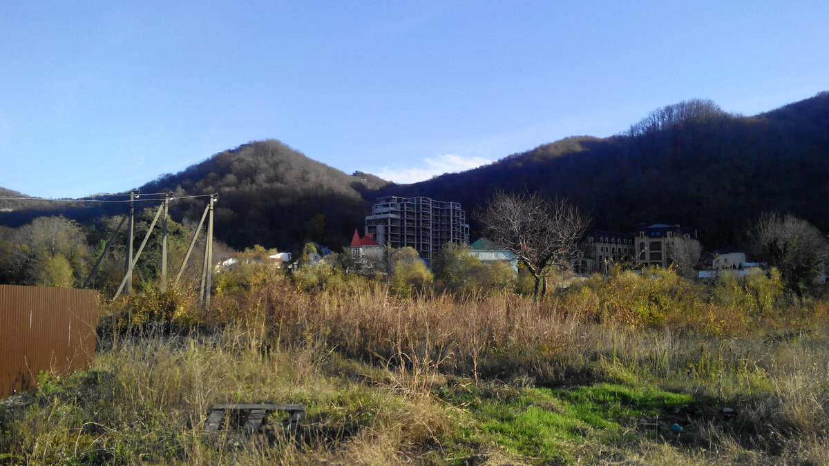 Фото соседнего "пустого" участка со столбами, на нашем был такой же столб, но один. Фото почему-то не сохранилось