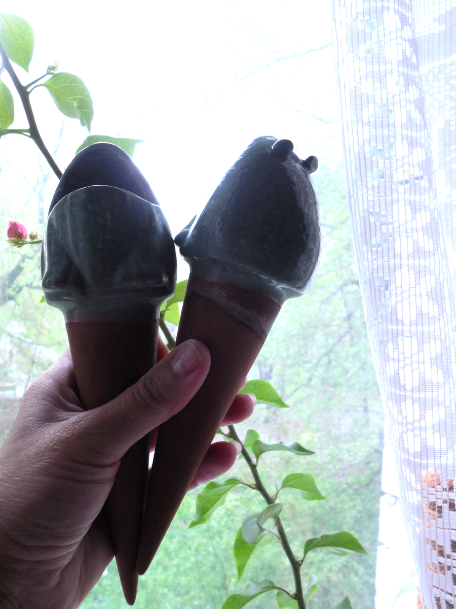 Длинная конусовидная часть оросителей из не обливной мелкопористой керамики. Эту  часть заглубляют в грунт и вода из наполненной фигурки понемногу просачивается к корням растений 