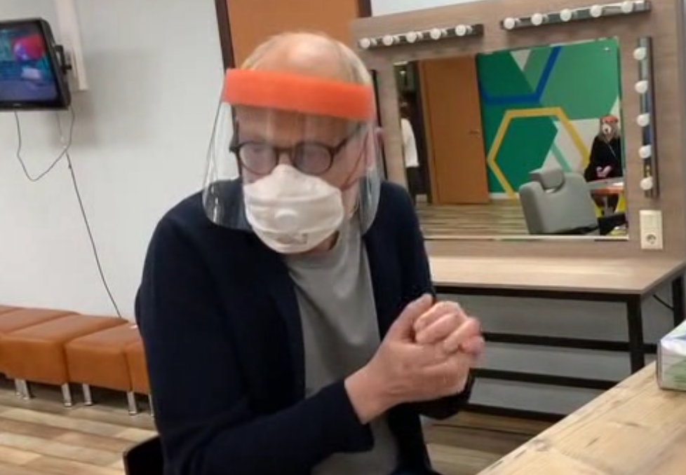 Александр Гордон сдаёт анализы в эфире Первого канала.