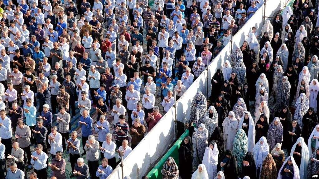 Мусульмане Ирана во время молитвы Ураза-байрам в храме Абдул Азима на юге Тегерана в июне 2019 года.